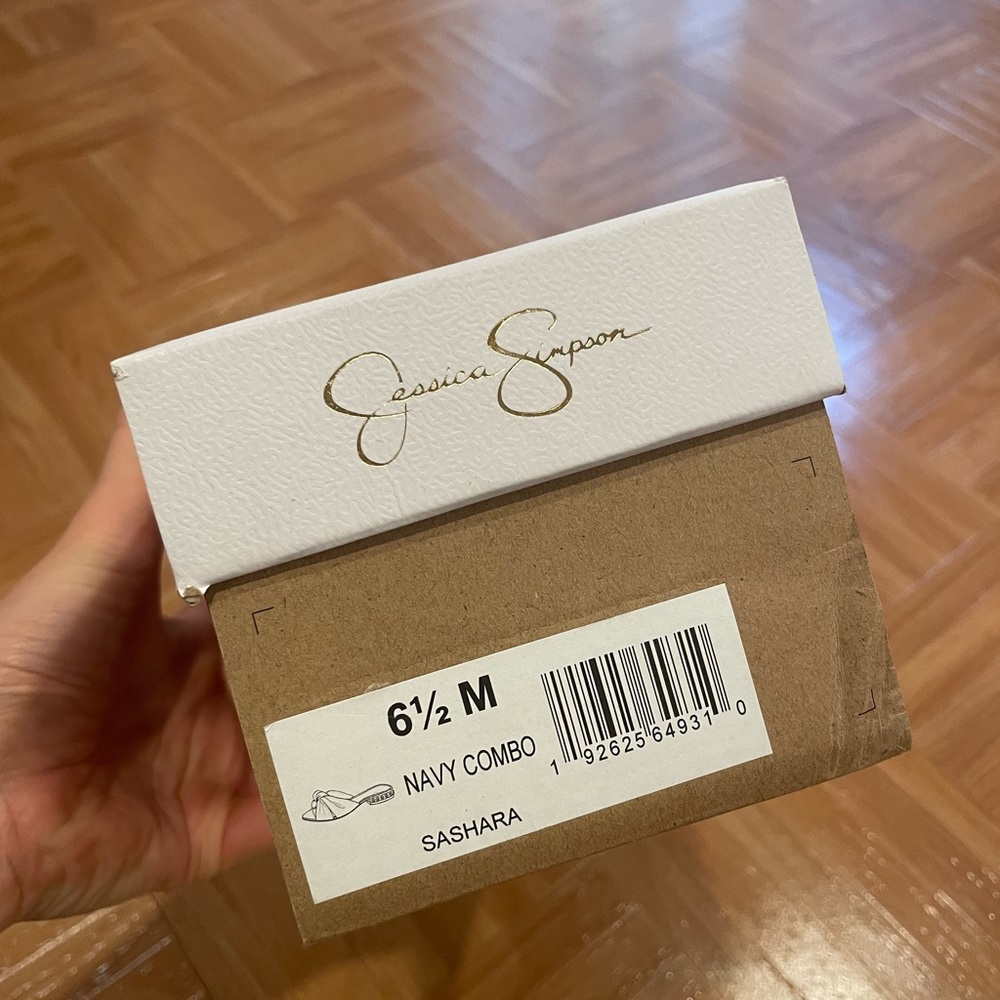 Jessica Simpson flat! - Picture 5 of 5
